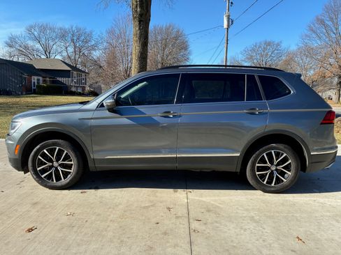 Used 2021 Volkswagen Tiguan SE w/ Panoramic Sunroof Package image 5