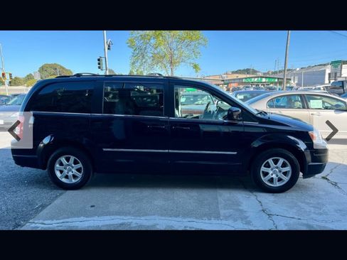 Used 2010 Chrysler Town & Country Touring Plus image 4