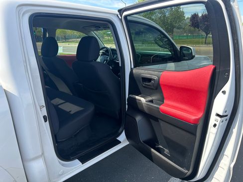 Used 2016 Toyota Tacoma SR5 w/ SR5 Appearance Package (DN) image 19