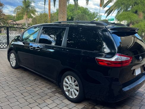Used 2017 Toyota Sienna Limited Premium image 5