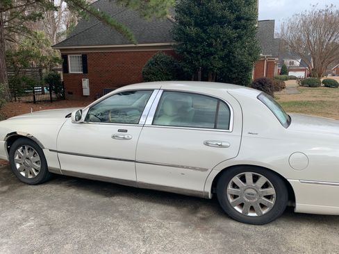 Used 2007 Lincoln Town Car Designer Series image 10