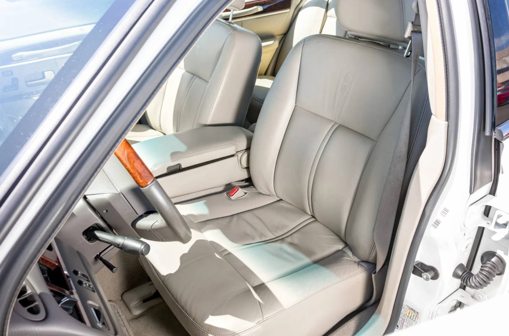 Used 2008 Lincoln Town Car Signature Limited RWD image 17