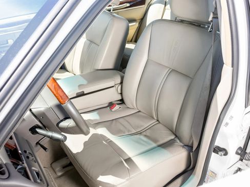 Used 2008 Lincoln Town Car Signature Limited RWD image 17