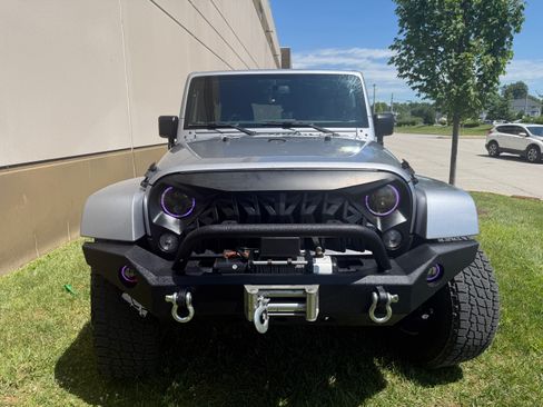 Used 2017 Jeep Wrangler Unlimited Sahara w/ Dual Top Group AWD/4WD image 2