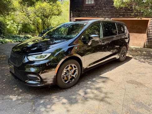 Used 2022 Chrysler Pacifica Touring-L w/ S Appearance Package FWD image 2