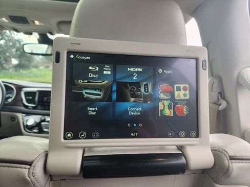 Used 2018 Chrysler Pacifica Limited w/ Tire & Wheel Group image 13