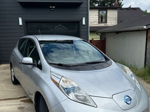 Used 2013 Nissan Leaf SV w/ LED & Quick Charge Pkg FWD image 4