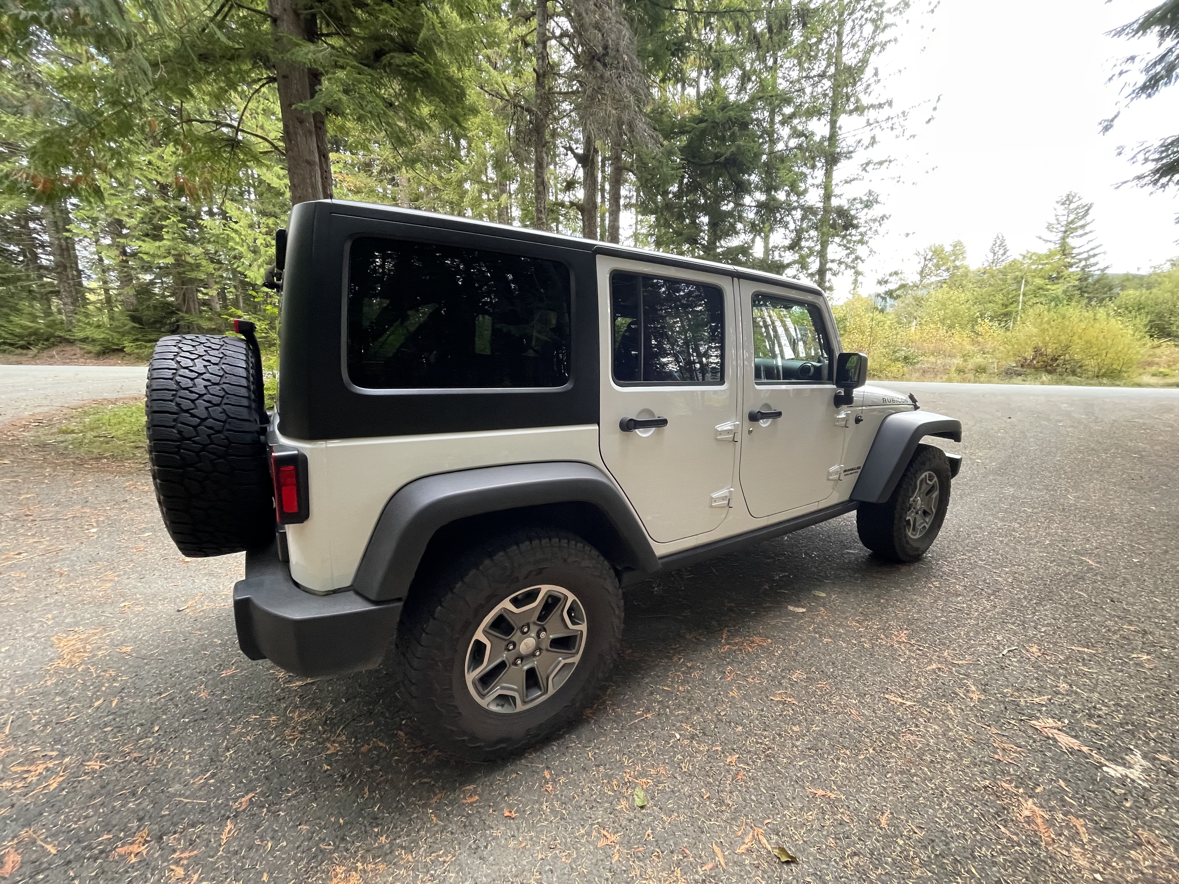 Used 2014 Jeep Wrangler Unlimited Rubicon w/ Connectivity Group AWD/4WD image 5