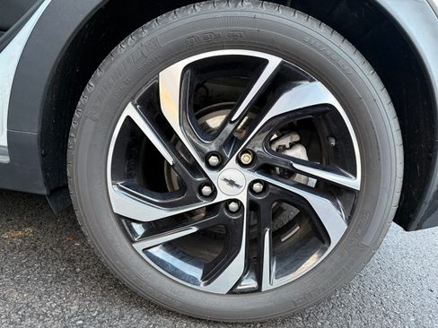 Used 2022 Chevrolet Bolt LT w/ Infotainment Package image 27