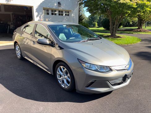 Used 2017 Chevrolet Volt Premier w/ Driver Confidence II Package FWD image 10