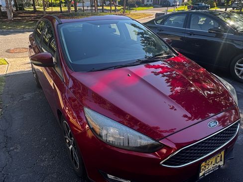 Used 2017 Ford Focus SEL FWD image 4