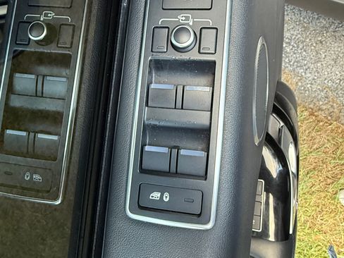 Used 2016 Land Rover Range Rover HSE image 31