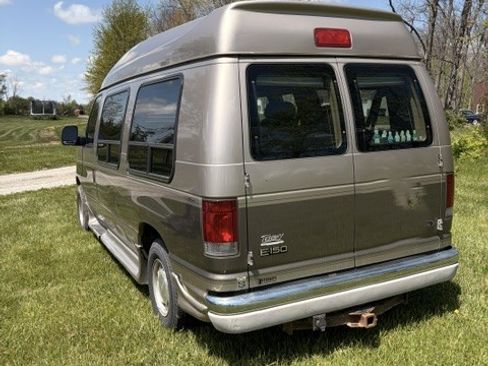 Used 2003 Ford E-150 and Econoline 150 RWD image 2