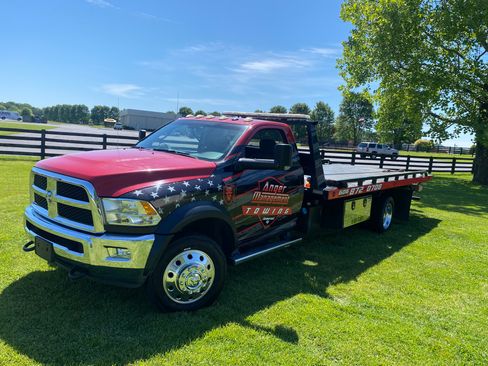 Used 2018 RAM 5500 SLT w/ Quick Order Package 29G SLT RWD image 2