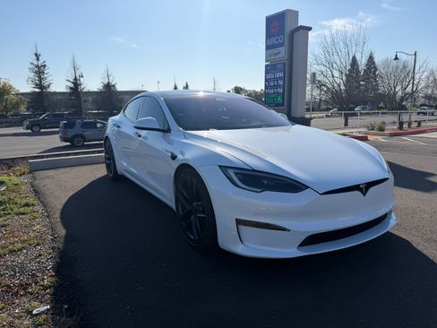 Used 2022 Tesla Model S Plaid image 9
