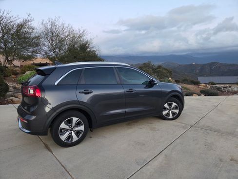 Used 2018 Kia Niro EX Premium image 5