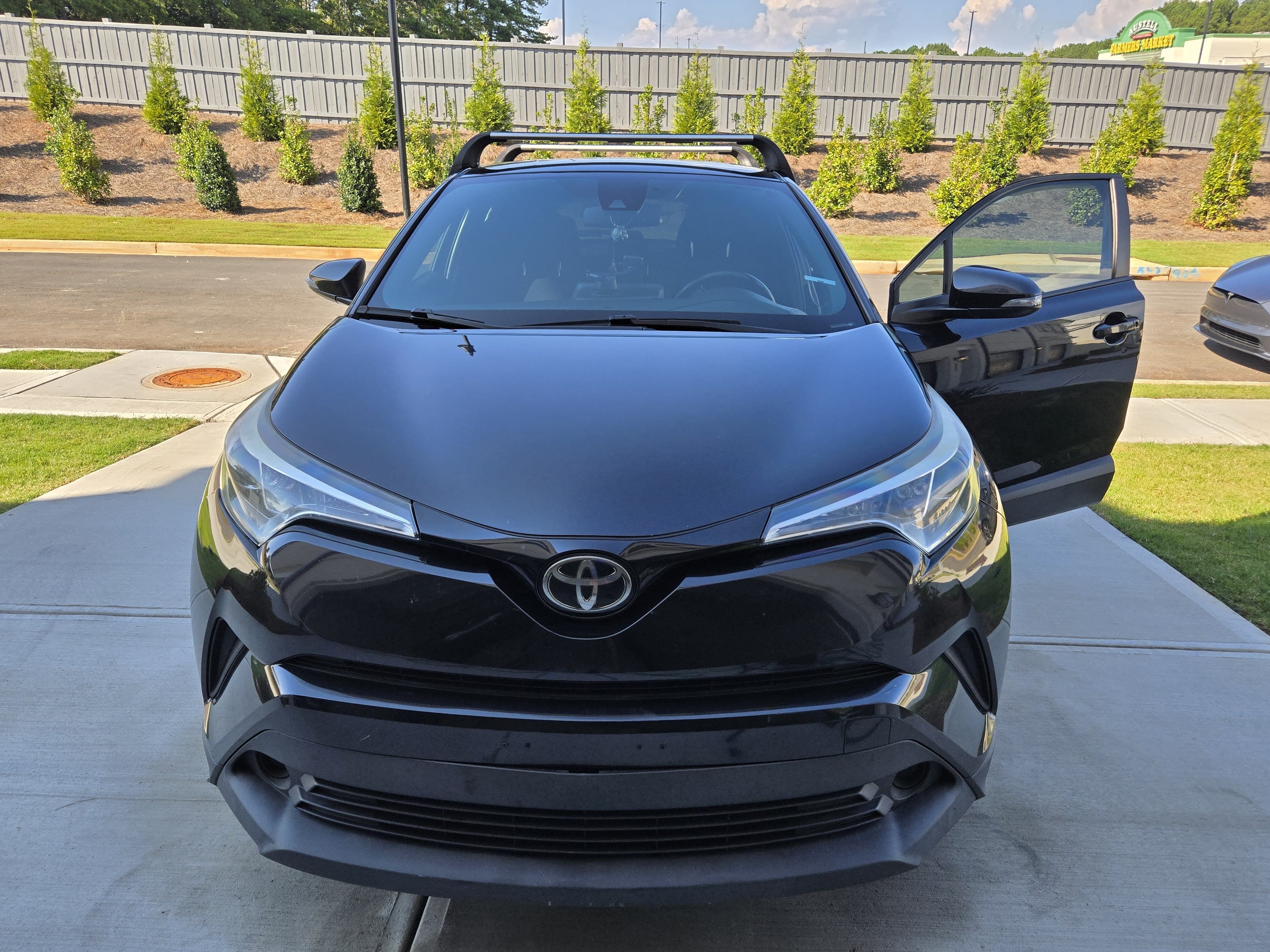 Used 2018 Toyota C-HR XLE FWD image 2