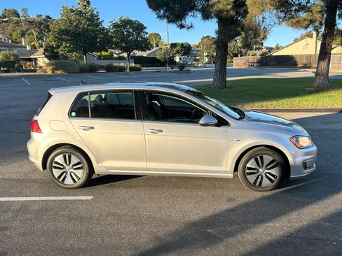Used 2016 Volkswagen e-Golf SE w/ DC Fast Charging Package image 5