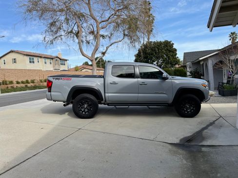 Used 2018 Toyota Tacoma TRD Off-Road w/ Technology Package image 25