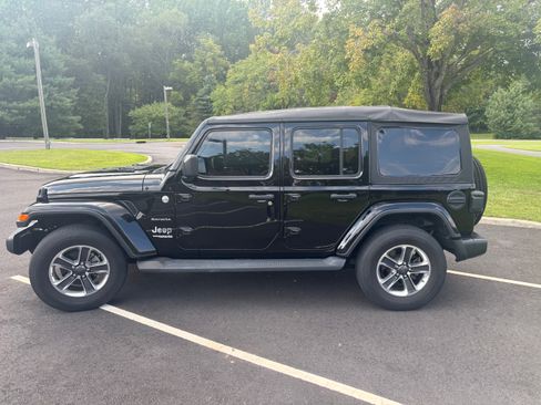 Used 2018 Jeep Wrangler Unlimited Sahara w/ Dual Top Group AWD/4WD image 2