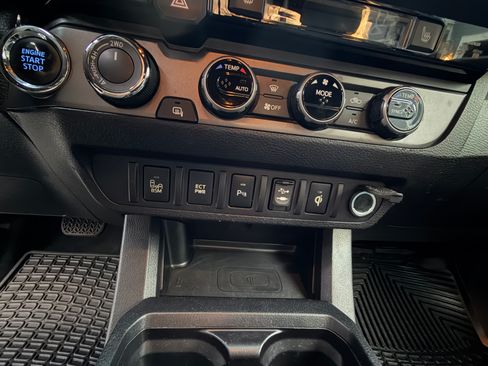 Used 2017 Toyota Tacoma TRD Sport image 14