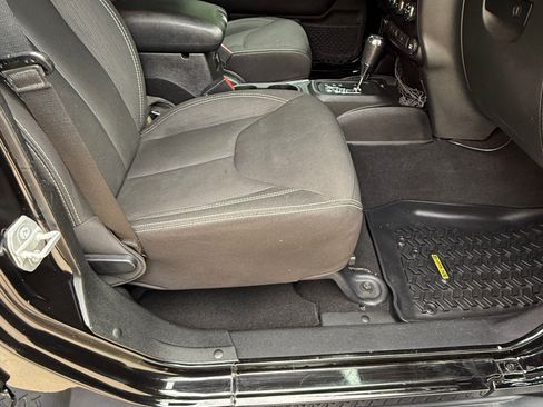 Used 2016 Jeep Wrangler Unlimited Sahara w/ Connectivity Group image 10