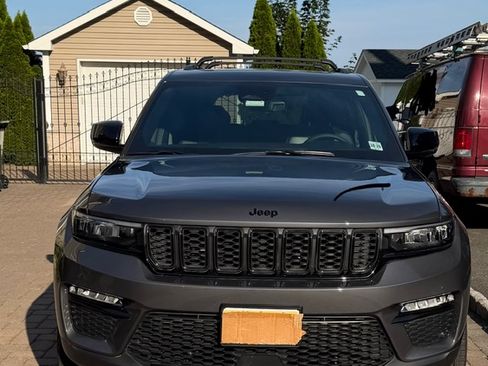 Used 2025 Jeep Grand Cherokee Limited w/ Black Appearance Package AWD/4WD image 1