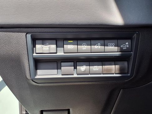 Used 2025 Toyota Tundra Platinum image 9