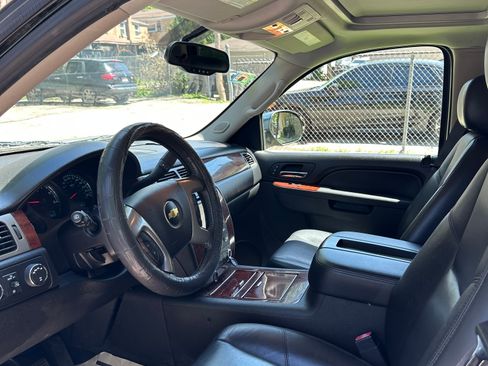 Used 2014 Chevrolet Suburban LTZ AWD/4WD image 30