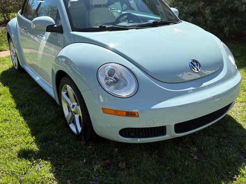 Used 2010 Volkswagen Beetle Final Edition image 1