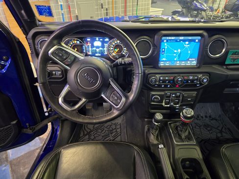 Used 2019 Jeep Wrangler Unlimited Sahara image 23