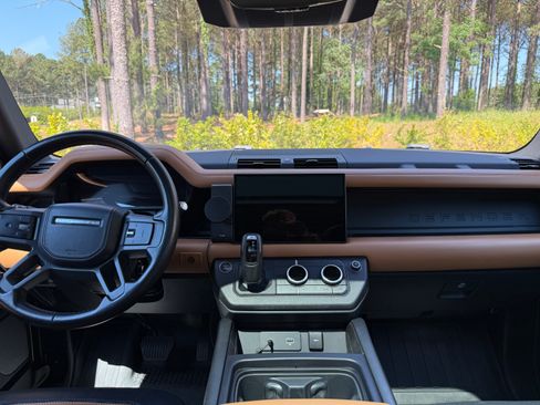 Used 2023 Land Rover Defender 130 X-Dynamic SE AWD/4WD image 11
