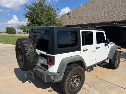 Used 2015 Jeep Wrangler Unlimited Rubicon w/ Connectivity Group image 8