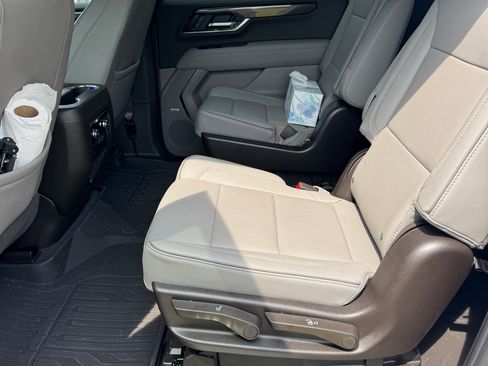 Used 2025 GMC Yukon XL Elevation AWD/4WD image 8
