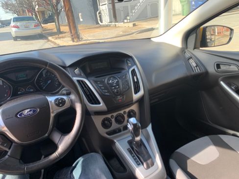 Used 2012 Ford Focus SE w/ SE Sport Pkg image 10