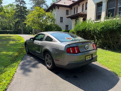 Used 2010 Ford Mustang Premium RWD image 5
