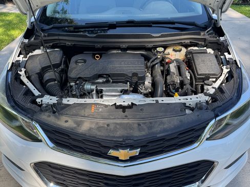 Used 2018 Chevrolet Cruze LT w/ Convenience Package FWD image 11