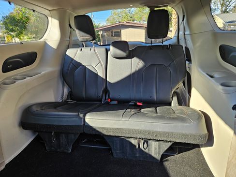 Used 2017 Chrysler Pacifica Touring-L Plus image 26