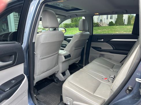 Used 2014 Toyota Highlander XLE image 11