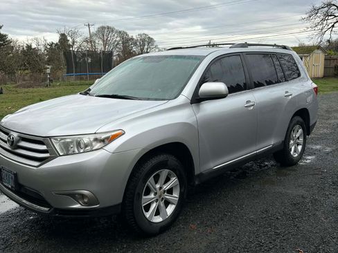 Used 2012 Toyota Highlander SE w/ Tow Pkg image 6