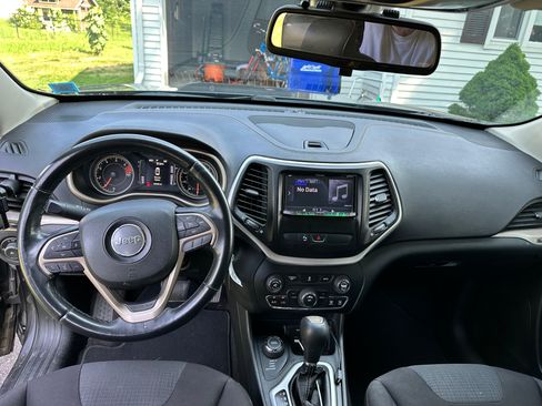 Used 2017 Jeep Cherokee Latitude w/ Safety/Convenience Group AWD/4WD image 2