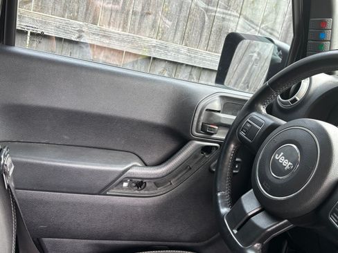 Used 2015 Jeep Wrangler Unlimited Sahara AWD/4WD image 10