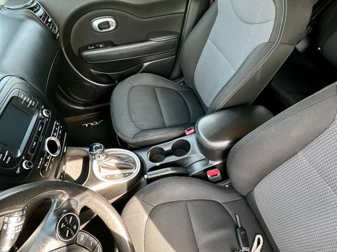 Used 2017 Kia Soul + image 12