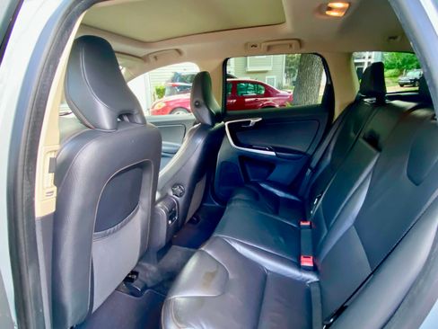 Used 2011 Volvo XC60 T6 AWD/4WD image 5