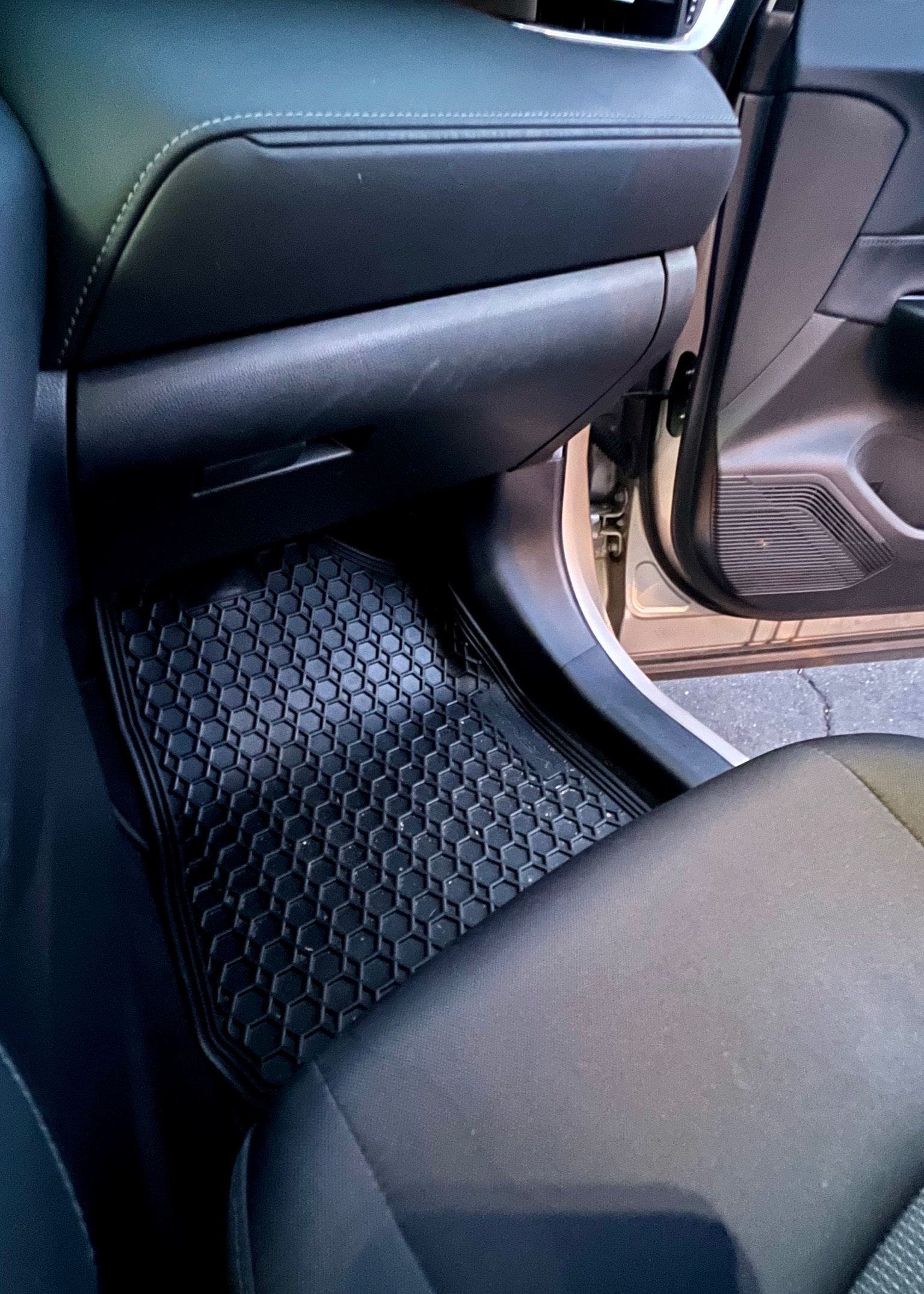 Used 2021 Toyota Venza LE w/ Carpet Mat Package (TMS) AWD/4WD image 23