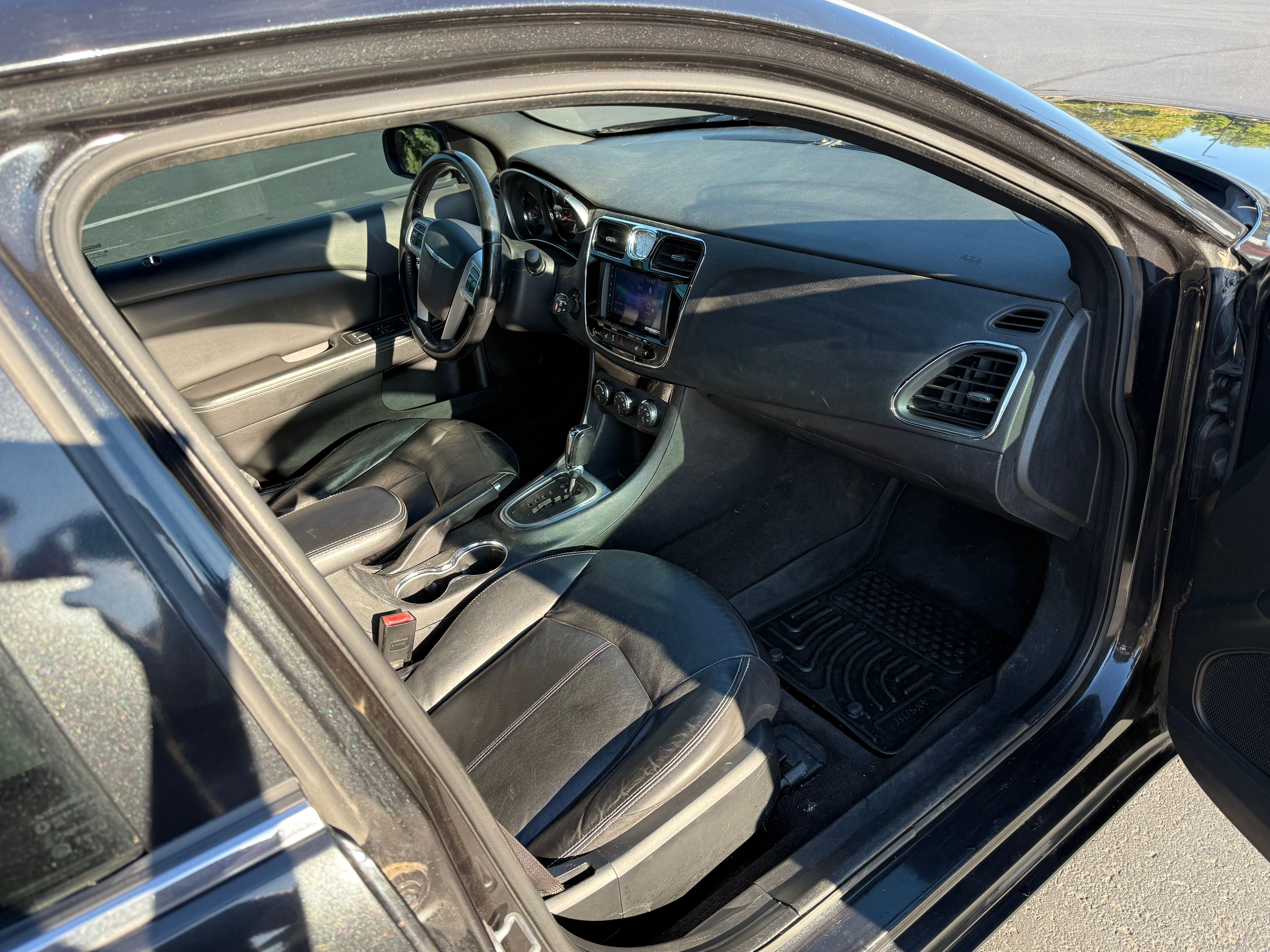 Used 2011 Chrysler 200 Limited FWD image 6