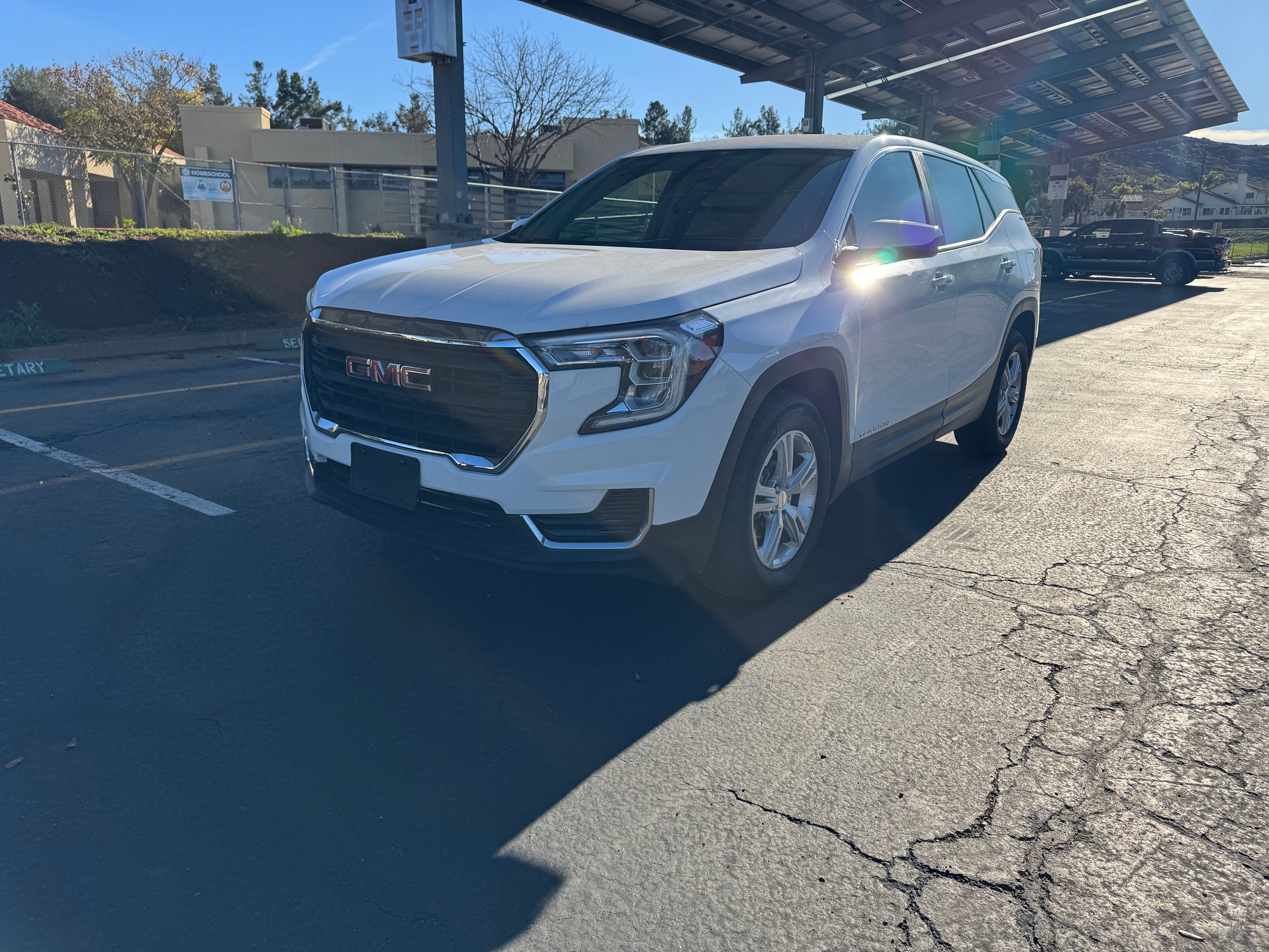 Used 2024 GMC Terrain SLE FWD image 2