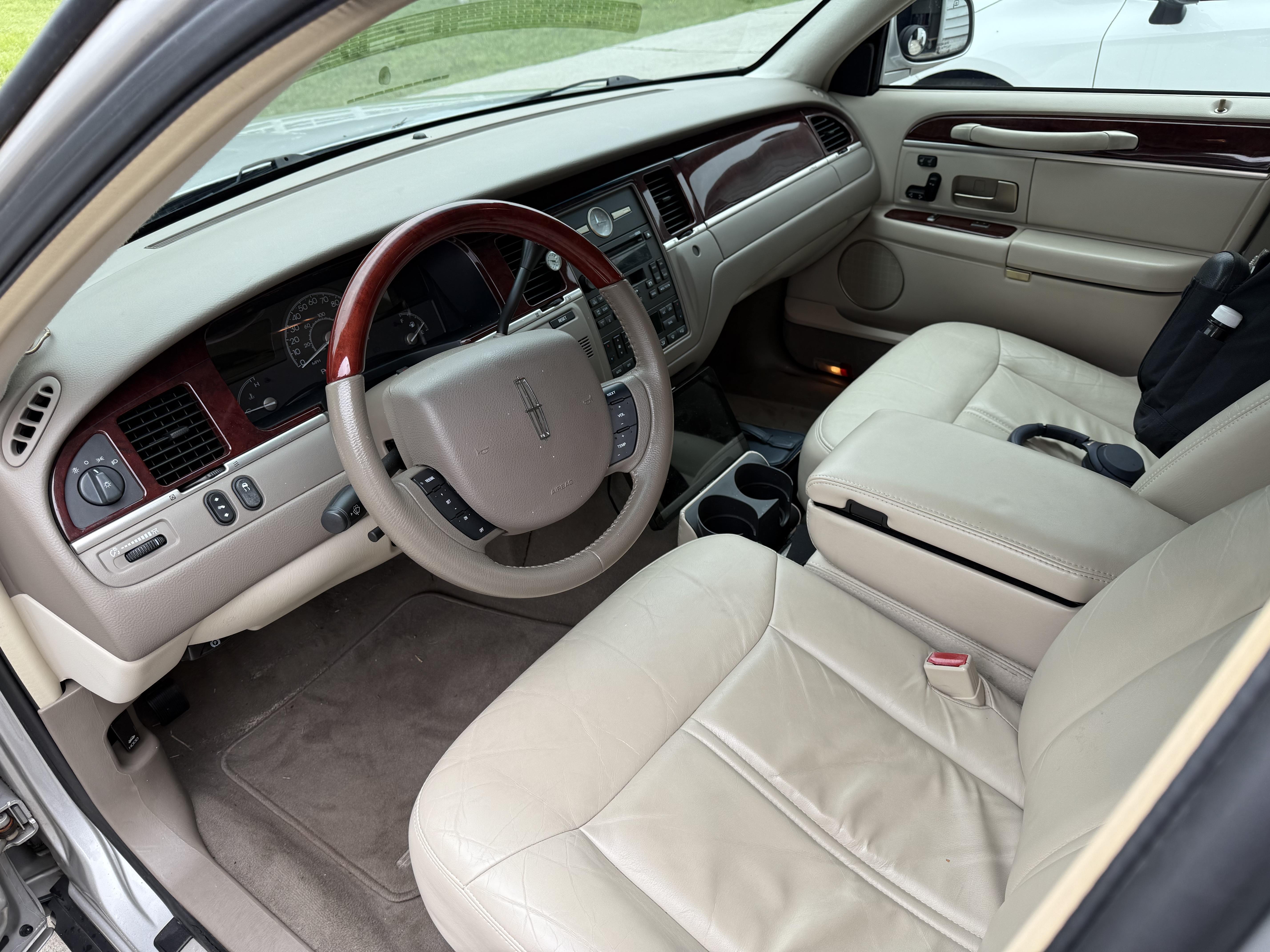 Used 2005 Lincoln Town Car Signature Limited RWD image 32
