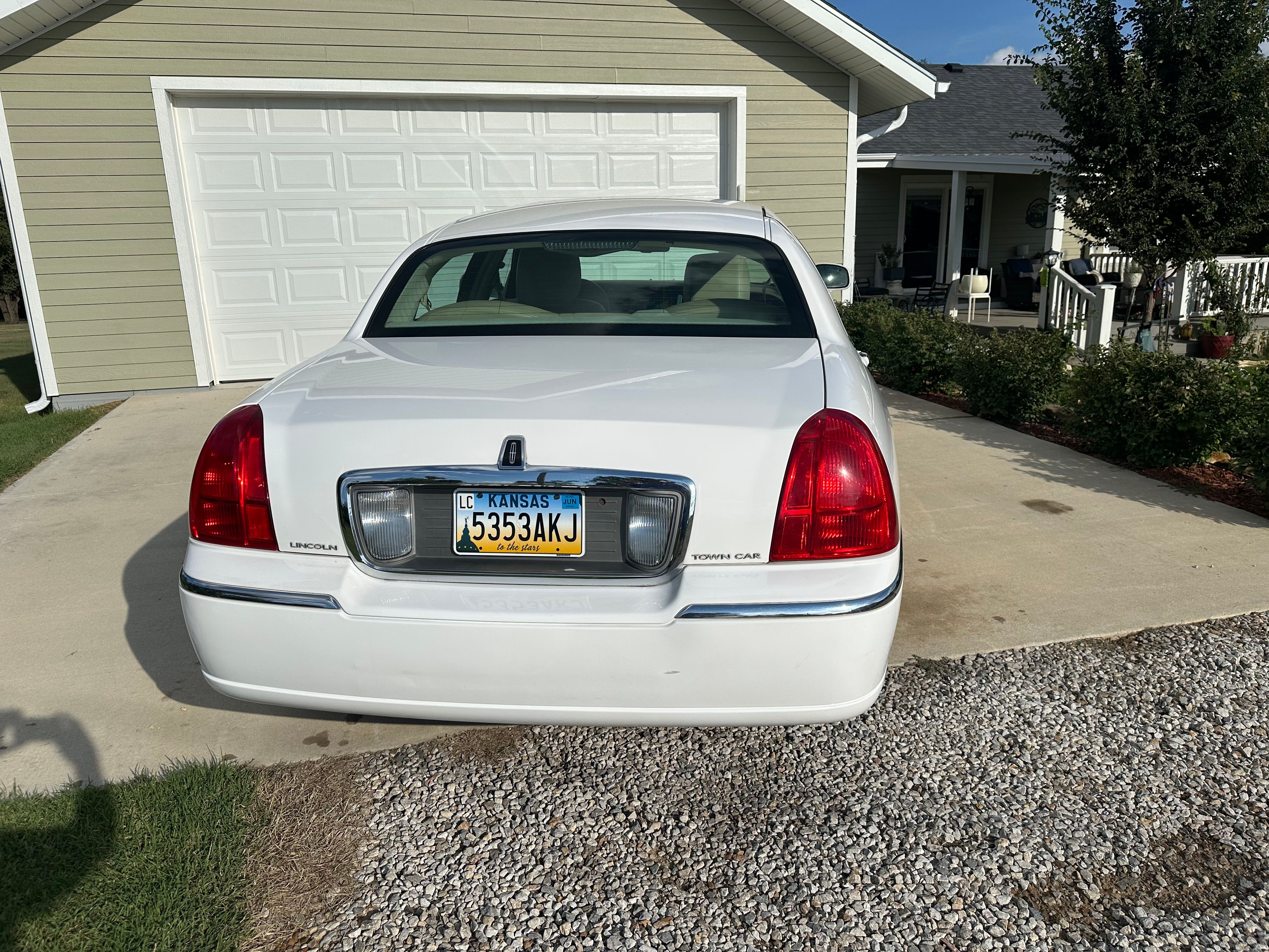 Used 2011 Lincoln Town Car Signature Limited RWD image 2