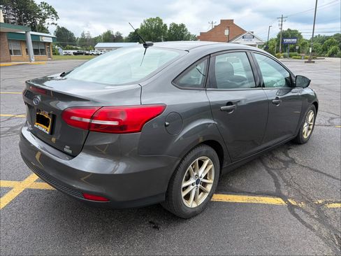 Used 2017 Ford Focus SE FWD image 8